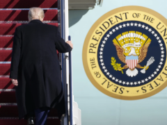 特朗普参观波音飞机 强调飞机制造商延迟交付新型空军一号