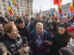 数千人在罗马尼亚首都集会，支持总统竞选无效后的极右翼乔治斯库