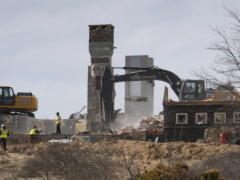 因搬迁纠纷而面临跌入科德角湾风险的豪宅被拆除