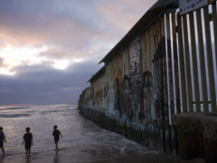 移民官员表示，每个非法居住在美国的人都必须登记。