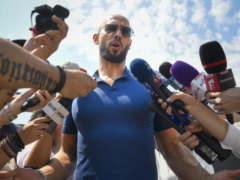 在罗马尼亚面临人口贩运指控的网红泰特兄弟抵达美国