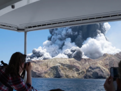 法官推翻了新西兰岛所有者的定罪，该岛有 22 人死于火山喷发