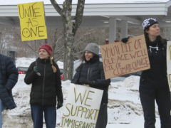 万斯度假遇抗议风波：人群在佛蒙特州滑雪胜地附近抗议
