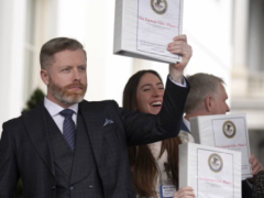 保守派评论员在 AG Bondi 承诺发布文档后与“爱泼斯坦文件”活页夹合影