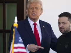 特朗普总统在椭圆形办公室举行灾难性的会议后下令暂停美国对乌克兰的军事援助，在俄罗斯谈判中向泽连斯基施压。