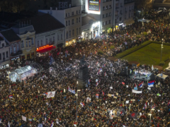 塞尔维亚学生领导大规模集会，宣称“我们应该得到更好的”给政府增加了压力