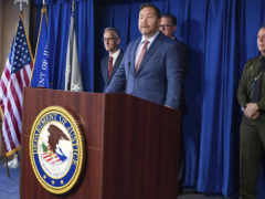 涉嫌偷运 20,000 名移民的团伙的 2 名头目在洛杉矶被捕