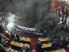 至少 3 名塞尔维亚议员在议会投掷烟雾弹和照明弹时受伤