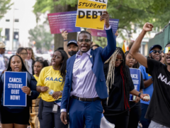 特朗普的命令将拒绝向从事“不当”活动的非营利组织工作人员提供学生贷款减免