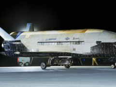 美军迷你航天飞机在执行秘密任务后绕地球运行 434 天后返回地球