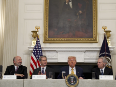 特朗普在白宫峰会上告诉加密货币领导人，他致力于帮助他们的行业