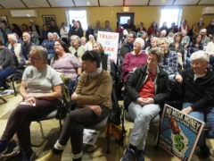 威斯康星州民主党人发泄、哭泣并呼吁采取行动对抗马斯克和特朗普