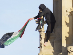 一名手持巴勒斯坦国旗的男子爬上伦敦大本钟塔，拒绝下来