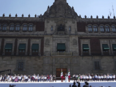 数以万计的墨西哥人与总统集会，庆祝美国推迟关税的决定