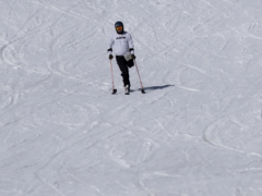 乌克兰退伍军人截肢者在俄勒冈州学习适应性滑雪