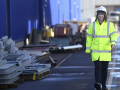 英国经济在 1 月份意外萎缩，在关键声明之前对财政部长造成打击