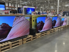 随着对经济的焦虑占据上风，美国人上个月不温不火地增加了支出