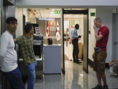 在巴拿马的美国被驱逐者绝望地从一个大使馆到另一个大使馆寻求庇护