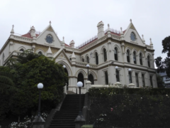 新西兰议会在神秘死亡和猫咪侵扰之旅中展现其令人毛骨悚然的一面