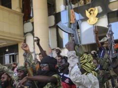 苏丹军队表示，他们在夺回共和宫后夺取了喀土穆的关键建筑