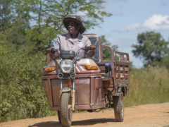 电动三轮车是津巴布韦一些农村妇女获得尊重和繁荣的门票