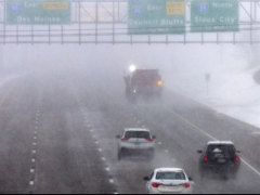 暴风雪袭击了中西部，而野火和龙卷风威胁着美国中部