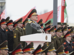 白俄罗斯威权主义领导人宣誓连任第七个任期，并告诉批评者“你没有未来”