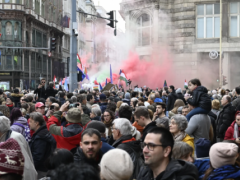 匈牙利抗议者封锁道路和桥梁，反对禁止 LGBTQ+ 骄傲活动的新法律