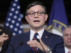 众议院议长约翰逊在推动阻止美国众议院家长进行代理投票时遭遇失败