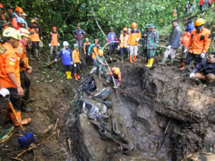 印度尼西亚爪哇岛山体滑坡击中过往车辆，造成 10 人死亡