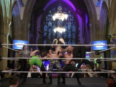 英格兰的一间教会向职业摔跤敞开大门，以吸引归信者