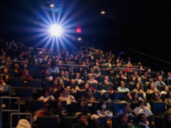 生活在国外，渴望在最大的屏幕上看到中国电影，一些人采取了行动