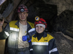 随着战争吸引男性参战，乌克兰女性在机械和矿山领域从事艰巨的新工作