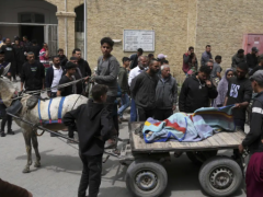 官员称以色列对加沙公寓楼的袭击造成至少 23 人死亡