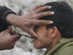 塔利班道德执法者逮捕发型不对或跳过清真寺的男子