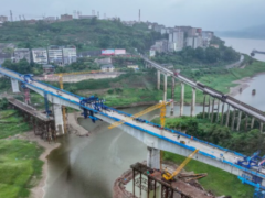 渝万高铁涪陵珍溪河双线大桥顺利合龙