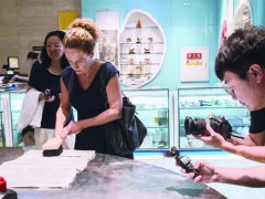 体验题刻拓印 盛赞榨菜咖啡 “巴西记者中国行”走进涪陵