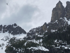 三名登山者从华盛顿州北喀斯喀特山脉 400 英尺高处坠落身亡。