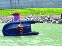 消防救援局20余名消防员，驾驶橡皮艇展开乌江水域救援训练