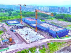 涪陵高新区（涪陵综保区）的重庆中医药职业学院项目建设现场一派繁忙景象