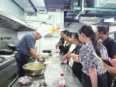 解锁特色菜品 避暑游客可享好“食”光