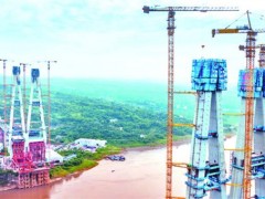 渝万高铁石沱长江大桥 6号主塔冲刺封顶