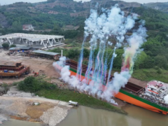 重庆首艘万吨级 LNG 江海直达船 “重轮江海 1 号” 下水