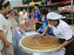 涪陵美心红酒小镇推 1.5 米特色月饼 免费尝鲜品出地方文化味