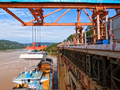 涪陵渝万高铁石沱长江大桥首节钢梁架设成功 全面进入结合梁施工阶段