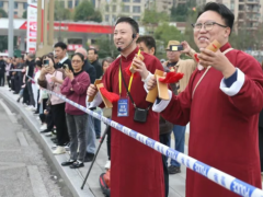 曲艺助威暖赛场！涪陵半马演绎文体融合新精彩